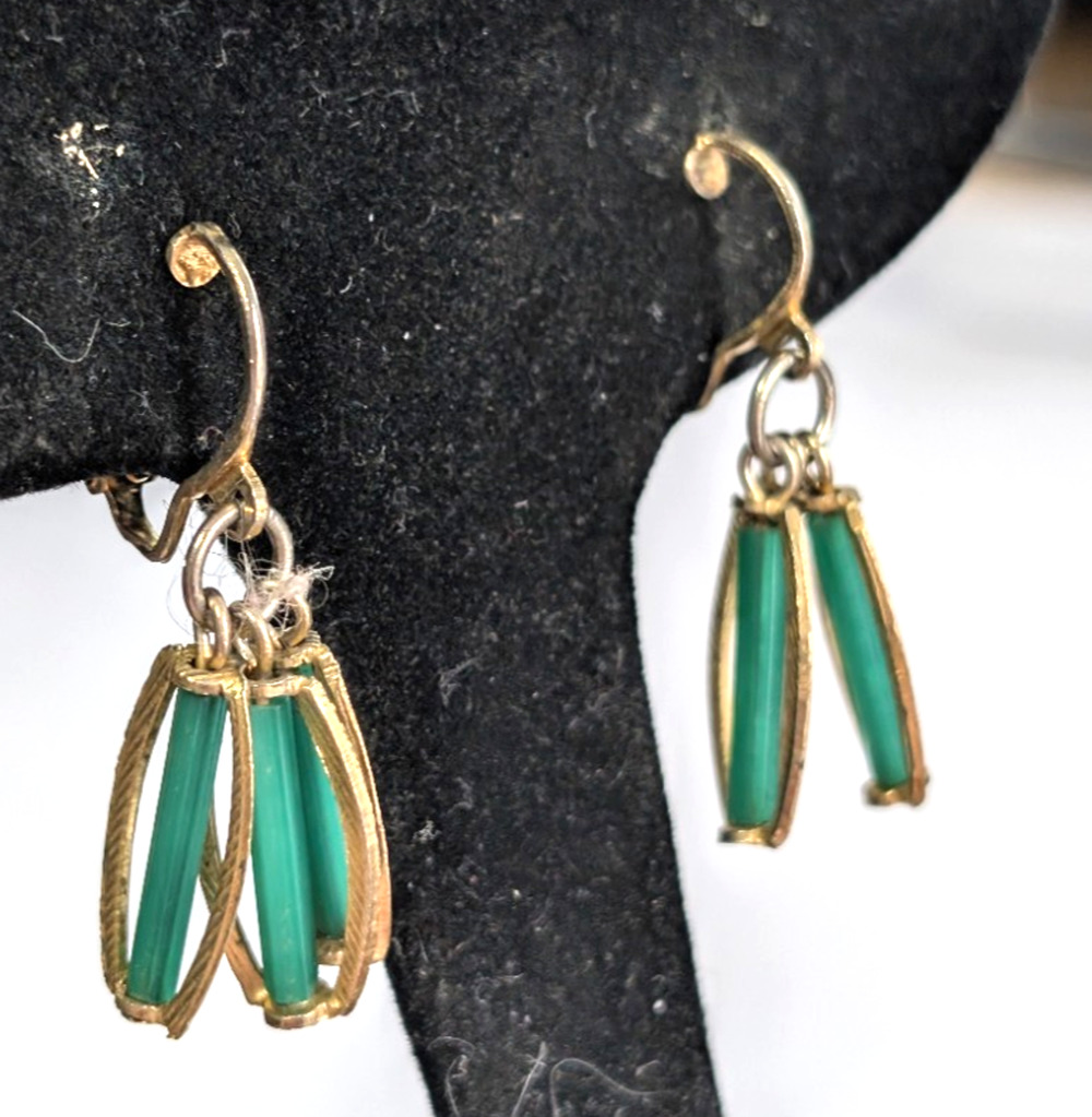 Vintage Green Dangle Clip-on Earrings 1.25” Long Gold-tone Pierced Look MOD bc24